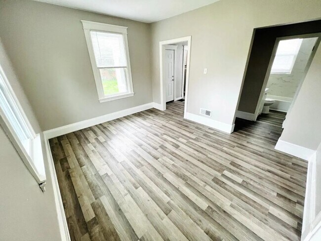 Building Photo - 3915 Lovell Ave