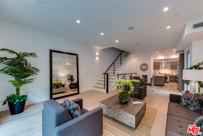 Foto del edificio - 723 Huntley Dr