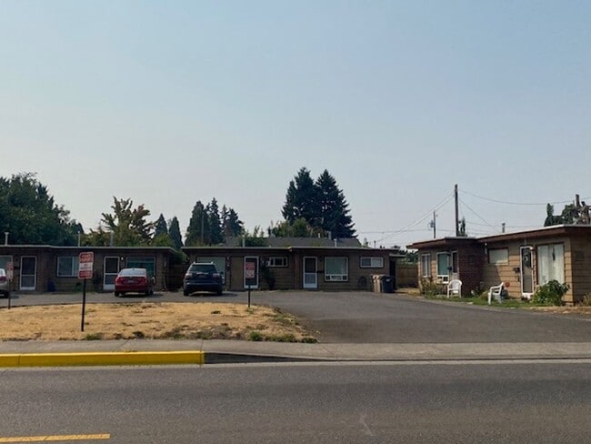 Building Photo - Recently Updated and Conveniently Located ...