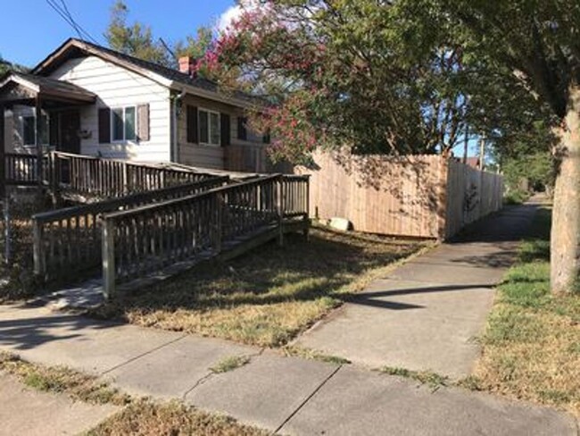 Foto del edificio - Cozy 3 bed 1.5 bath with Backyard