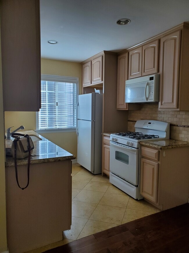 Building Photo - 4428 Moorpark Townhome