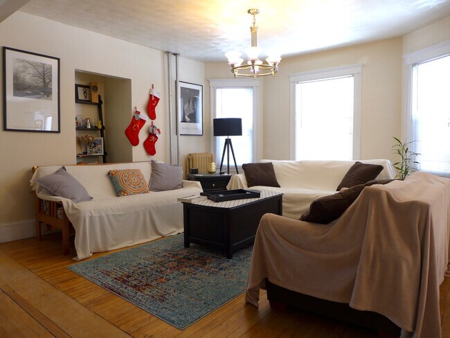 Foto del edificio - 56 Oak Square Ave