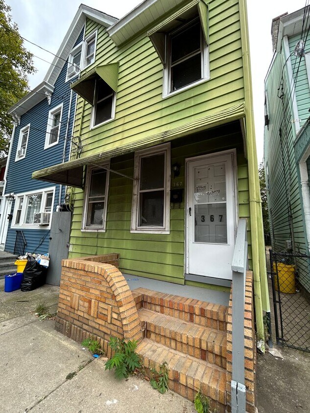 Primary Photo - 367 Hewitt St
