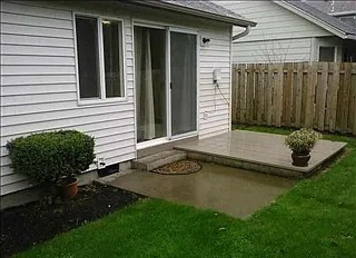 Building Photo - 3 Bd/2 Ba House with Fresh Paint and Updat...