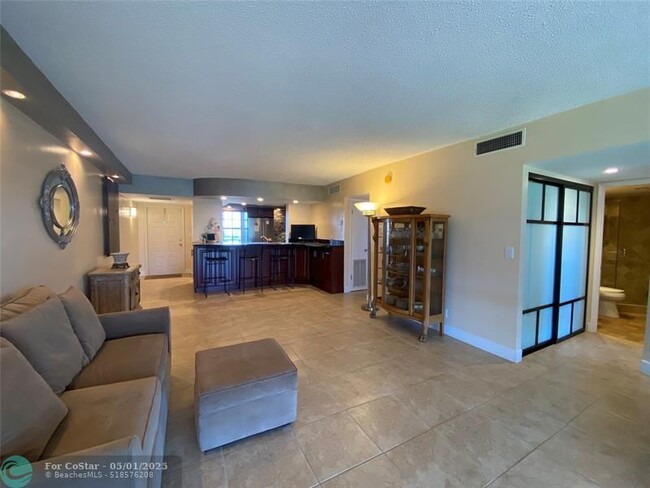 Foto del edificio - 3300 N Palm Aire Dr