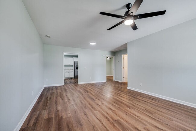 Foto del edificio - Completely Renovated 2BR Duplex with Granite Counters & Stainless Appliances