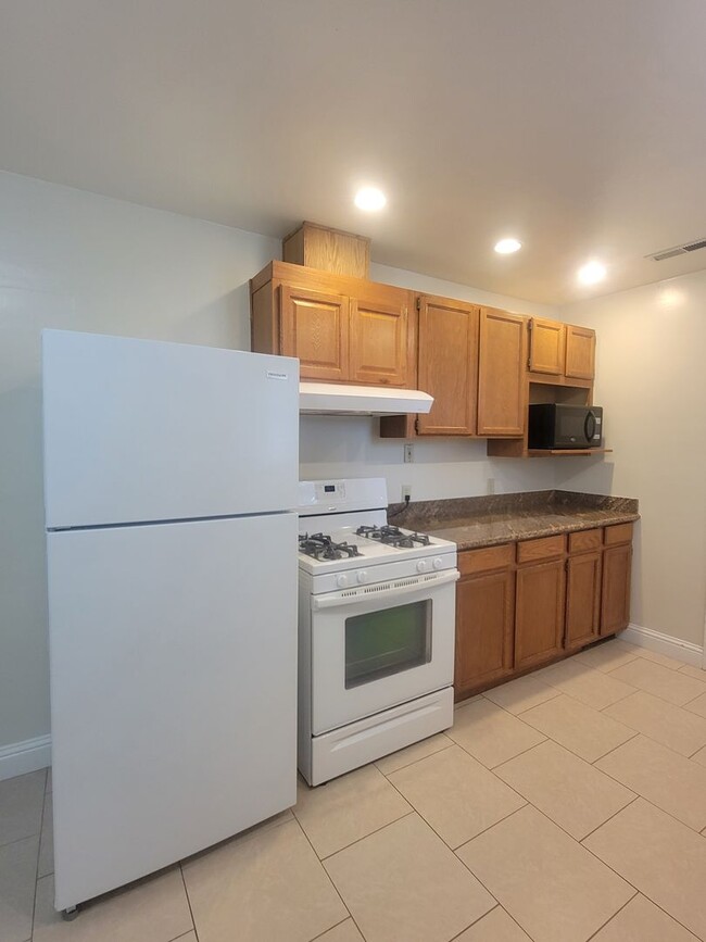 Building Photo - Charming 2 Bedroom, 1 Bathroom Home in San...