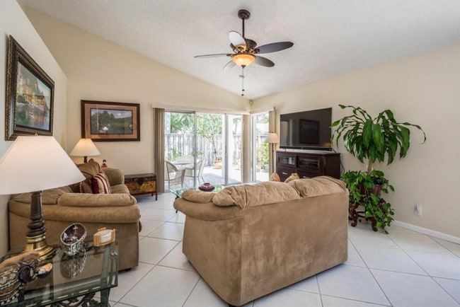 Building Photo - 20 Commodore Pl