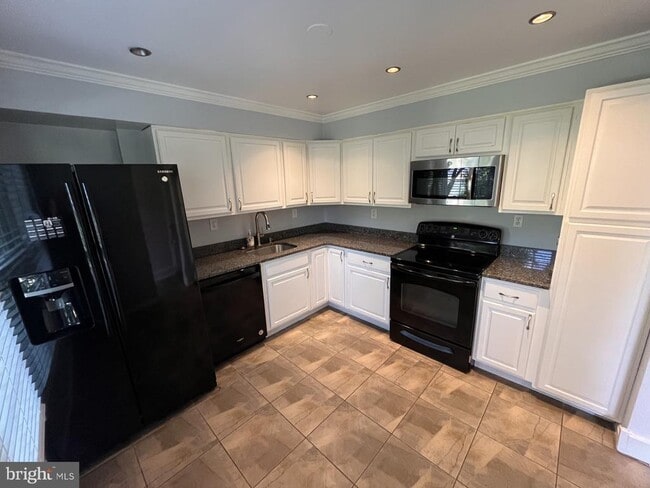 Building Photo - 5633 Independence Cir