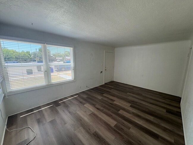 Building Photo - 3821