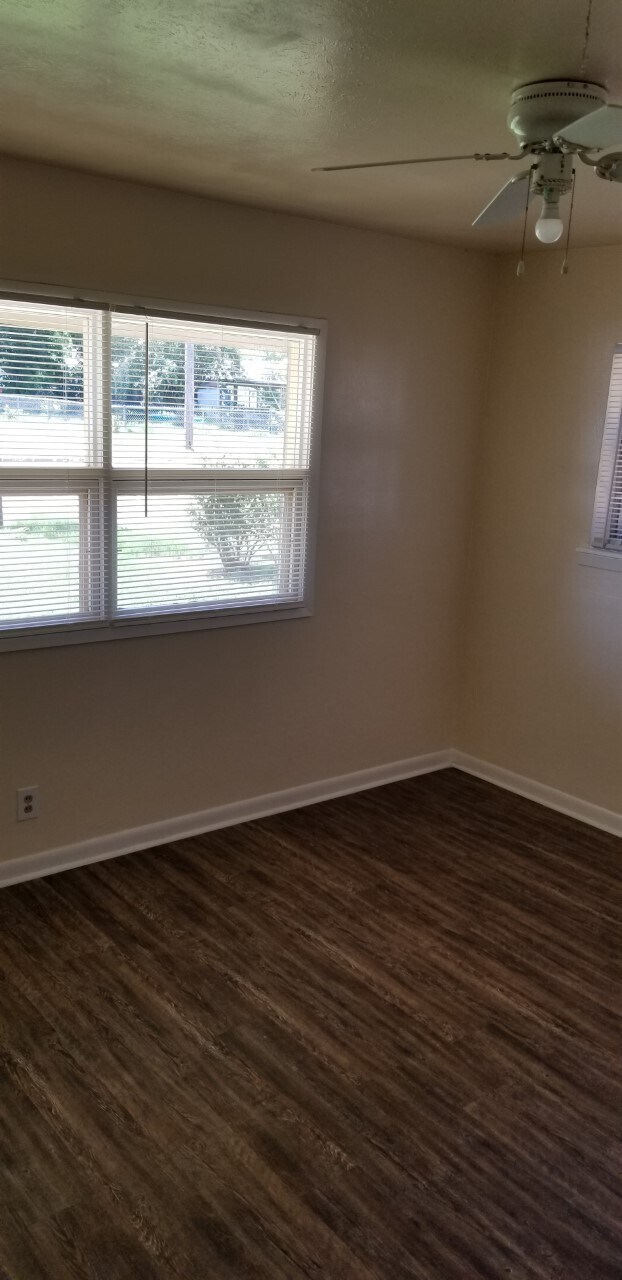 1011 W Beverly Loop, TX 76354 House Rental in