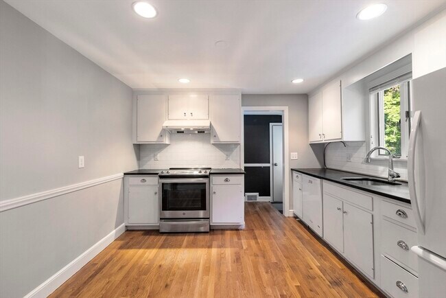 Foto del edificio - 216 Claybrook Rd