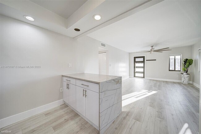 Foto del edificio - 3 br, 2 bath House - 1721 SW 11th Ter # 2