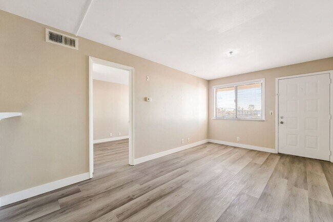 Building Photo - Modern & Inviting Second-Floor Retreat in Central Las Vegas