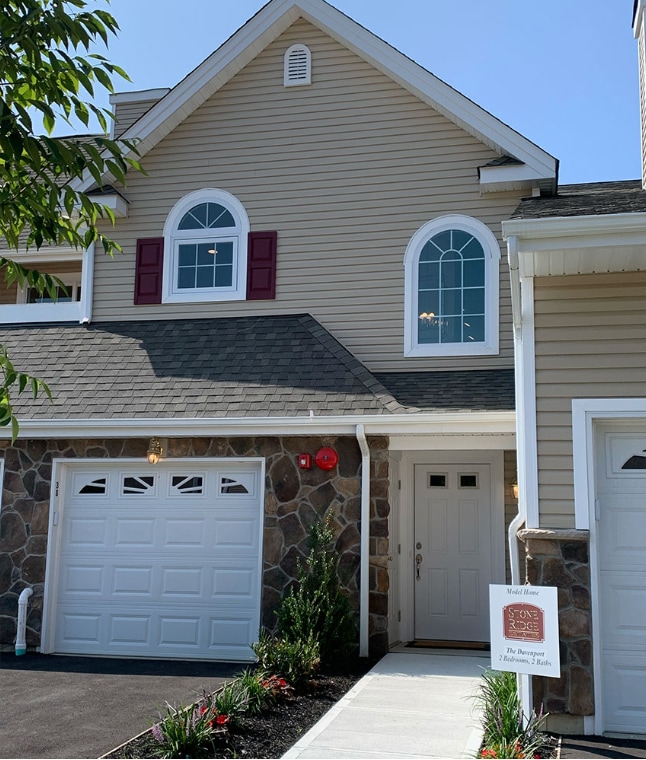 Entrada privada y garaje adjunto. - 35 Steven Cir