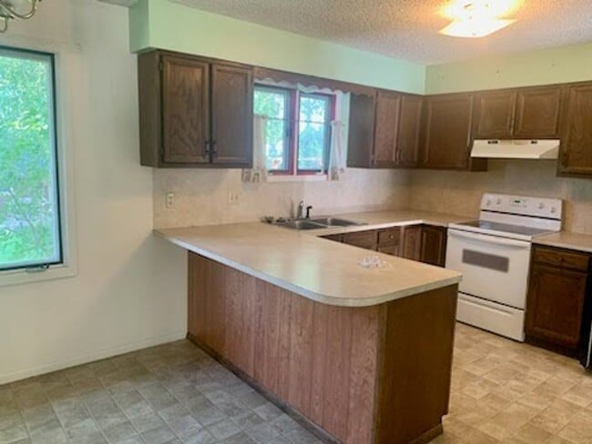 Building Photo - Spacious Heights 3 Bed!