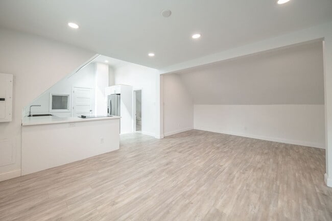 Building Photo - Updated Tremont 1 Bedroom