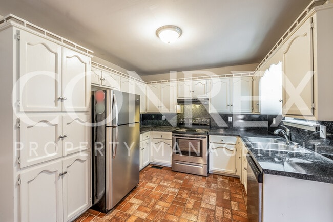 Building Photo - Charming 3 Bedroom