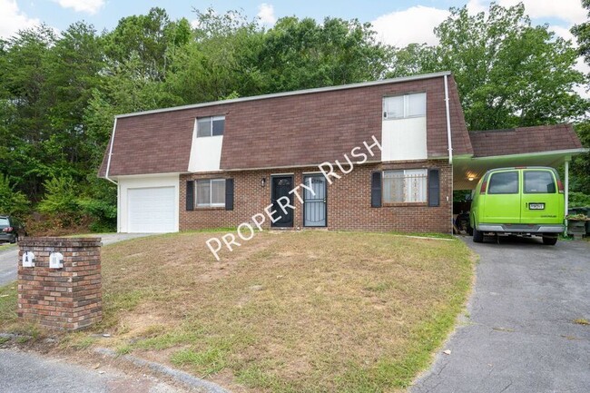 Building Photo - 2323 Green Forest Dr