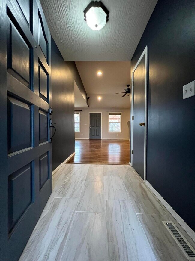 Foto del edificio - 703 Cedarwood Ct