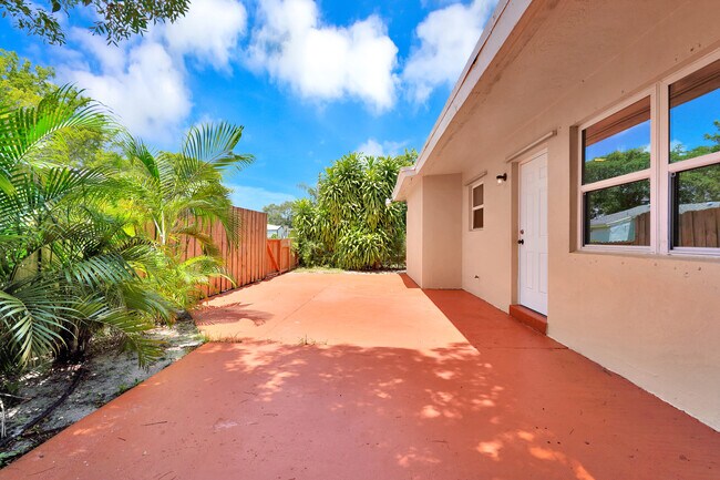 Foto del edificio - 2435 Plunkett St