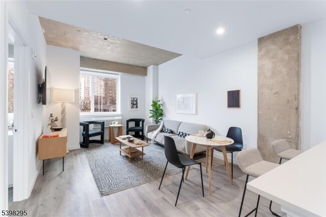 Building Photo - 10 Commerce Ct