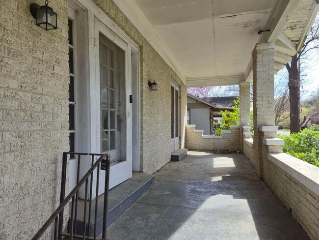 Building Photo - 582 Loeb St