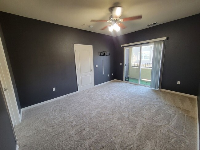 Building Photo - Stunning 2 bedroom plus loft, 2 bathroom, Tri-level townhouse nestled in the heart of Elk Grove