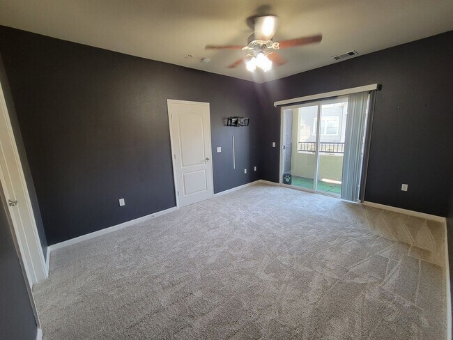 Foto del edificio - Stunning 2 bedroom plus loft, 2 bathroom, Tri-level townhouse nestled in the heart of Elk Grove