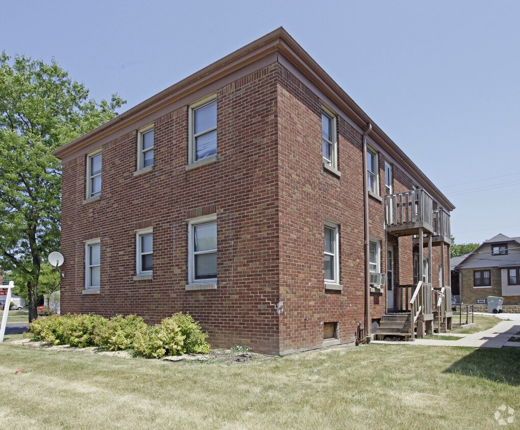 2629 W Roosevelt Ave, Milwaukee, WI 53209 Apartments in Milwaukee, WI