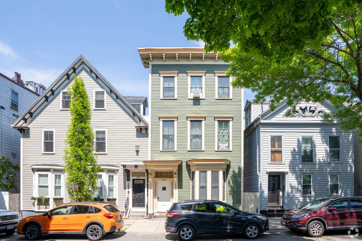 438 W 4th Street se encuentra en el sur de Boston. - 438 W 4th St