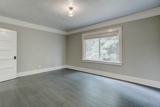 Foto del edificio - St. Johns Gorgeous Renovated Top Floor Studio
