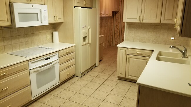 kitchen - 1206 W Lincoln Rd