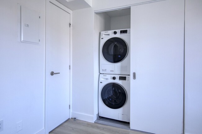 Building Photo - 25 Av des Pins O