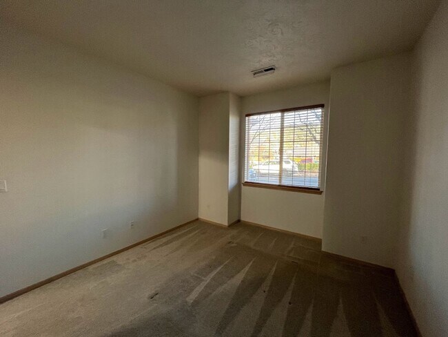 Foto del edificio - Roomy 3bd/2.5ba Townhome in Desirable Happ...