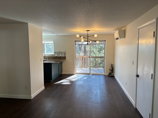 Building Photo - 4 Bed Home 20 Minutes From Mt. Bachelor