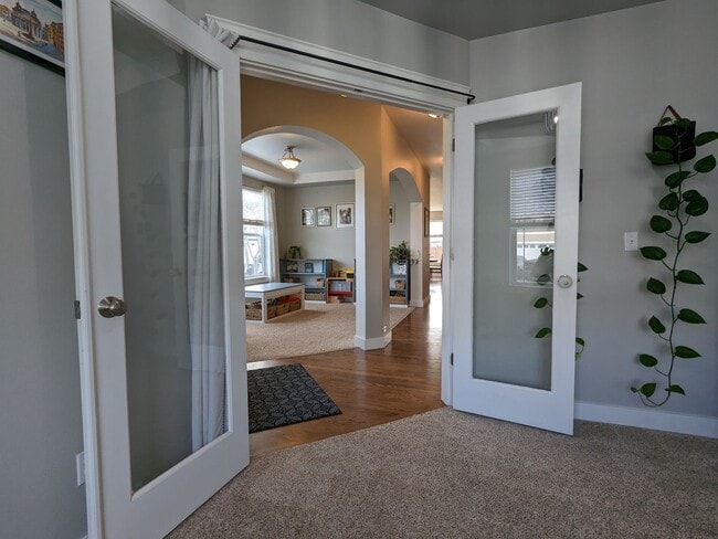 Building Photo - Large 3BD plus bonus rm and den