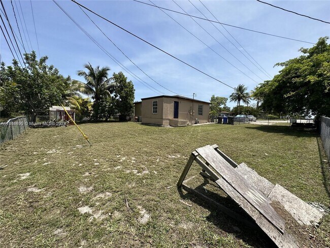 Foto del edificio - 3545 SW 12th Ct