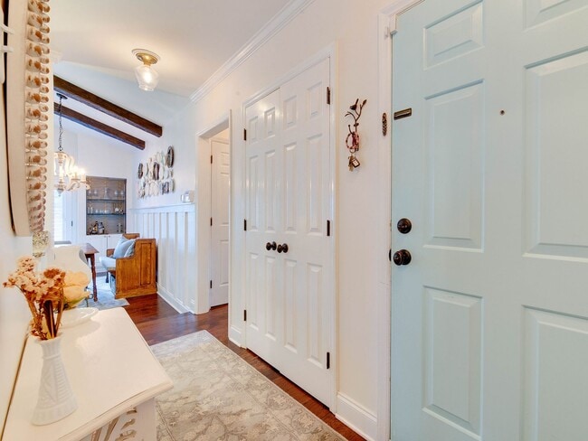 Building Photo - A picture perfect cottage home ready for you with community pool!