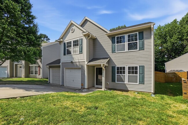 Building Photo - Spacious 4BR Home with New Carpet & Fenced Backyard