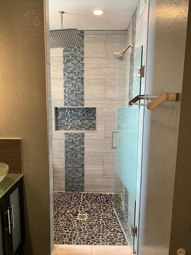 Foto del edificio - "Chic Desert Living: Spacious 2-Bed, 2-Bath Oasis in Palm Springs!"