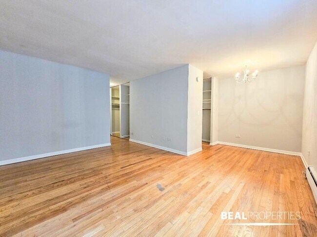Foto del edificio - 0 bedroom in CHICAGO IL 60657