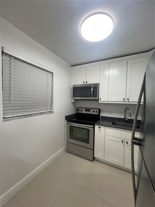 Building Photo - 17255 SW 95th Ave
