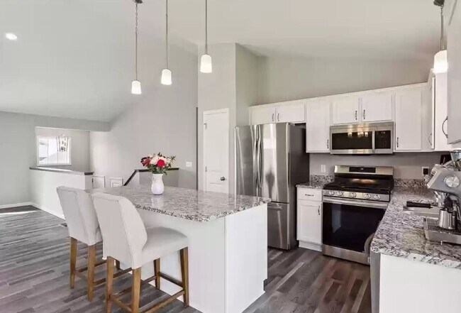 Building Photo - Charming 3BR House in Anoka.  Relocation d...