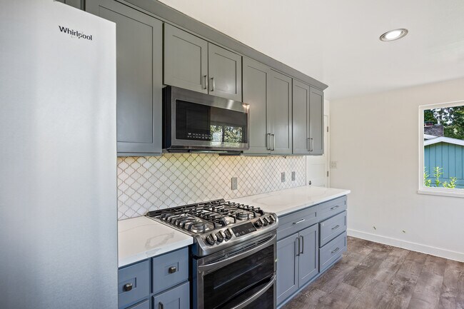 Foto del edificio - 2128 Seaview Ave W