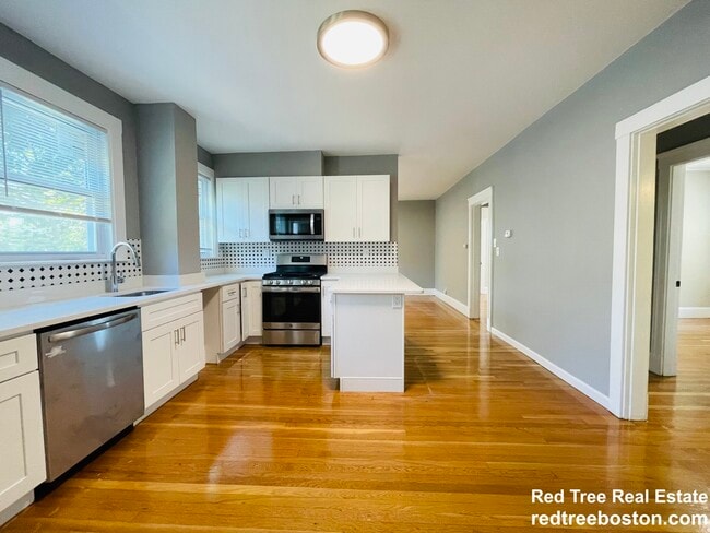 Building Photo - 187 Fellsway W