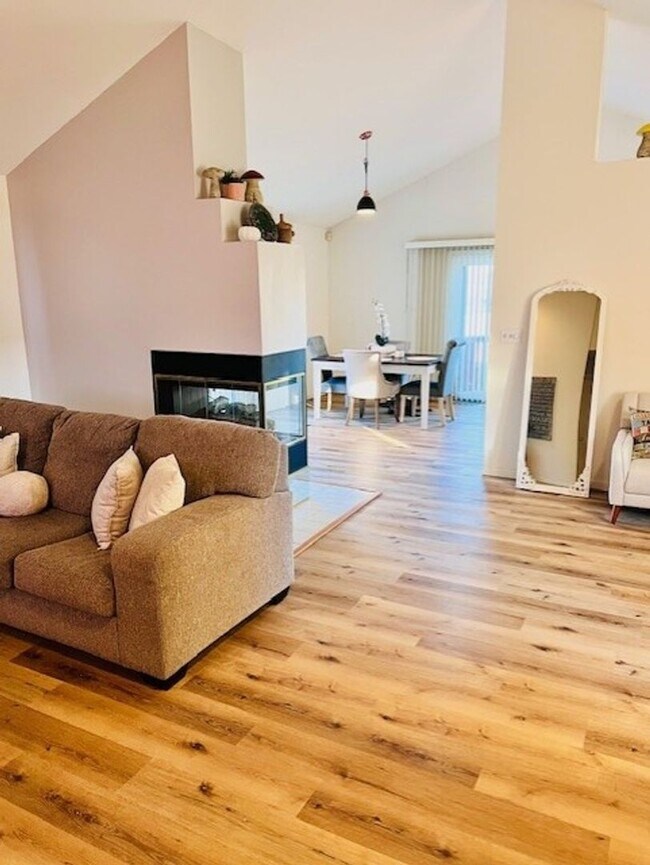 Foto del edificio - 1919 Cloverdale Way