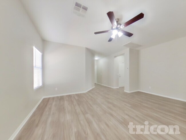 Foto del edificio - 15441 W Cameron Dr