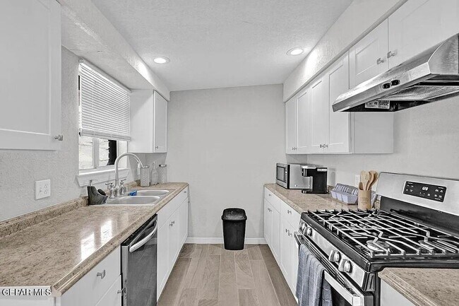 Building Photo - 2701 Penwood Dr