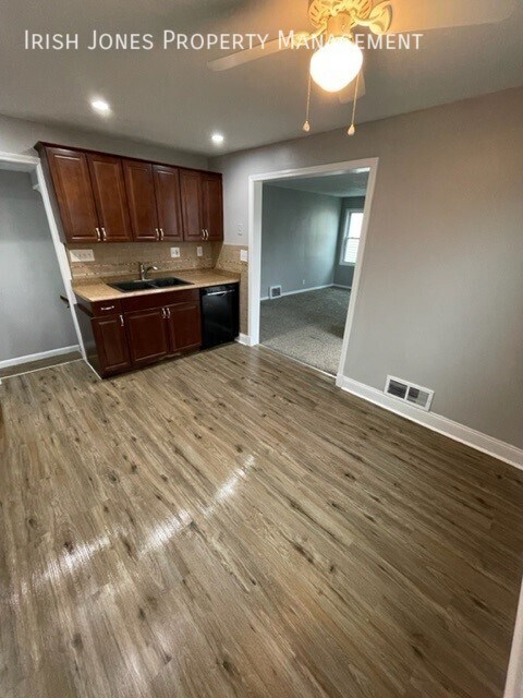 Building Photo - 33 Tillotson Pl